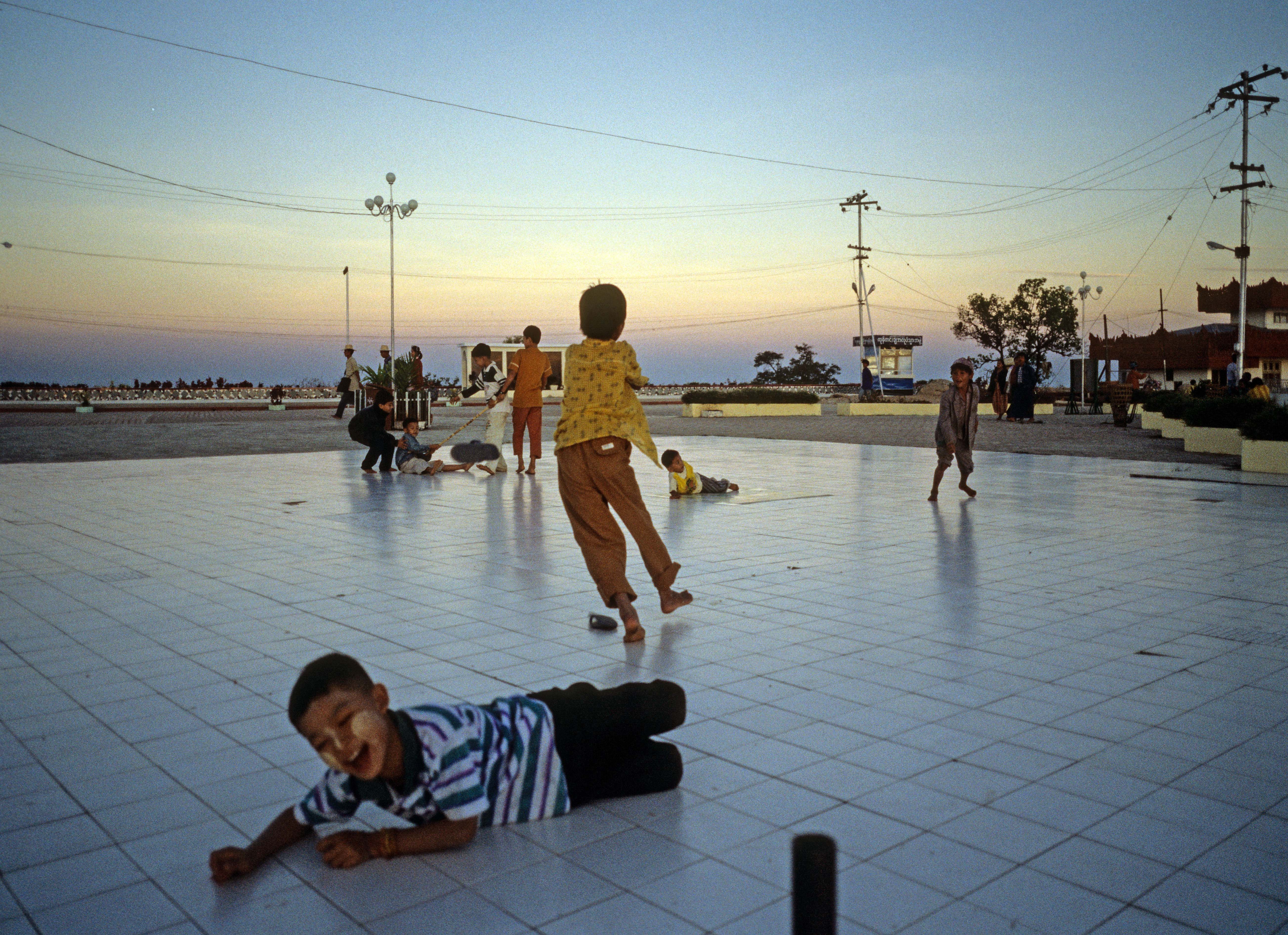 Children playing near Kyaik Htee Yoe Pagoda